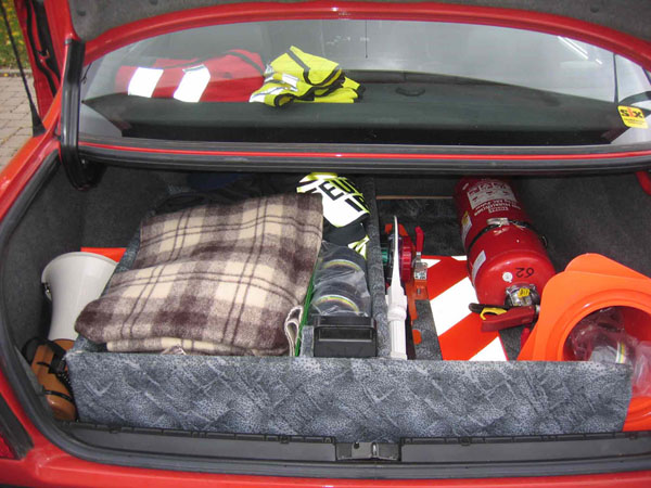Blick in den Kofferraum: 

Pulverlöscher, Verkehrsabsicherung, Megaphone, Decken