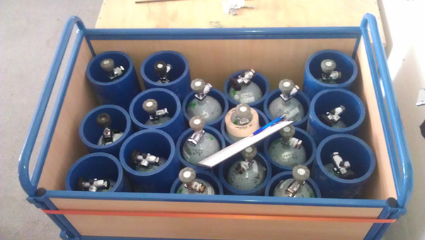 Rollcontainer mit Atemschutzflaschen