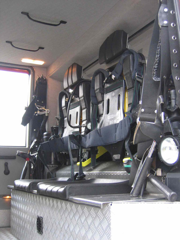 Blick in den Mannschaftsraum:

mit 2 Atemschutzgeräten, Rettungsleinen, Krankentrage, Verbandskasten