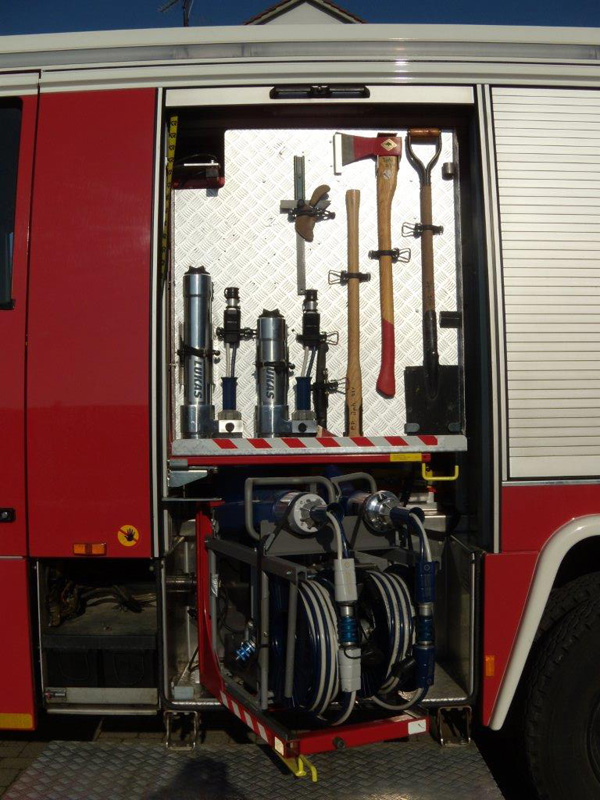 Blick in den Geräteraum G1:

mit Hydraulischem Rettungsgerät bestehend aus Spreizer, Schere und Rettungszylindern in verschiedenen Größen, Axt, Spaten, Brechstandge, Feuerwehr Axt