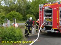 Wassertrupp rüstet sich mit Atemschutz aus.