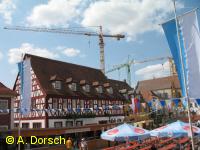 Die Kräne der großen Baustelle überragen den Marktplatz