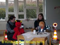 Die Handpuppen "Feuerteufel" und sein Freund "Fix" in Aktion