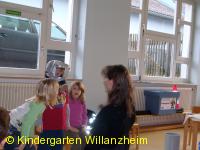 Die ganz mutigen Kinder trauten sich sogar, sich eine Fluchthaube überziehen zu lassen