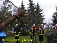 Baum auf Hausdach gestürzt