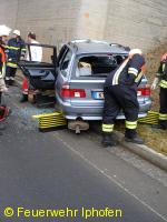 Verkehrsunfall mit eingeklemmter Person