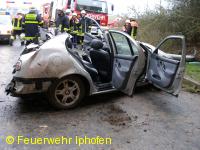 Verkehrsunfall mit eingeklemmter Person