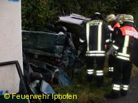 Verkehrsunfall mit eingeklemmter Person