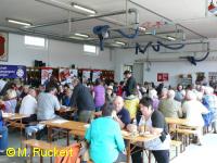 Mittagessen wegen Regens in der Halle