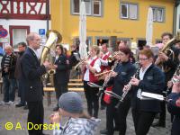 Auch der Musikzug spielt im Regen.