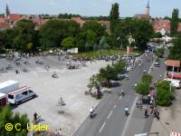 Der Fahrradparkplatz füllt sich, ...