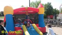 Für die Kleinen gab es eine Hüpfburg.