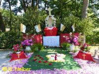 Festlich geschmückter Altar am Herrengraben