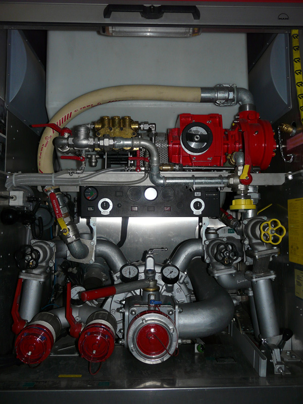Blick in den hinteren Geräteraum:

mit Pumpenleitstand und FireDos Schaumzumischanlage