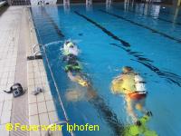 Schwimmen ist fast unmöglich bei dem Auftrieb und sehr anstrengend.